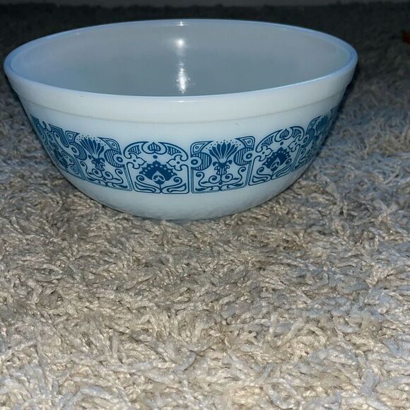 Vintage Rare Pyrex 2.5 Quart Turquoise Blue Mixing Bowl White and Blue - Picture 2 of 11
